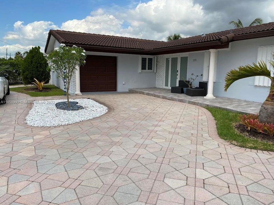 Recently Sold: $799,999 (4 beds, 2 baths, 1568 Square Feet)