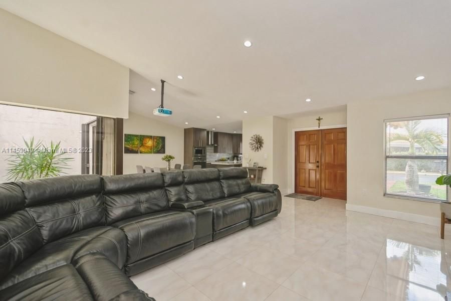 Recently Sold: $460,000 (3 beds, 2 baths, 1537 Square Feet)