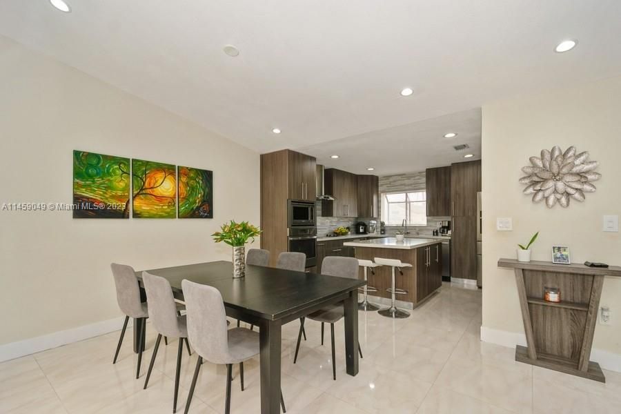 Recently Sold: $460,000 (3 beds, 2 baths, 1537 Square Feet)