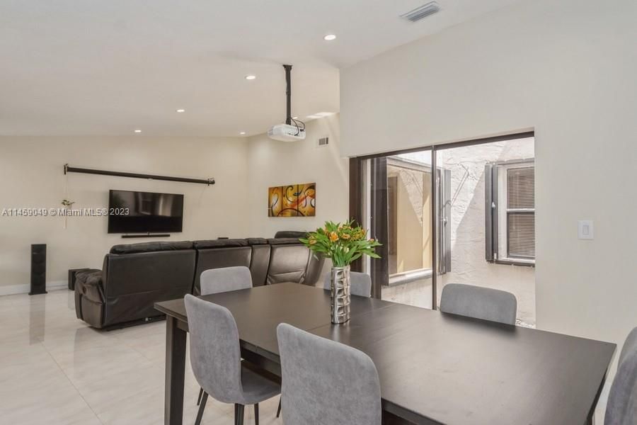 Recently Sold: $460,000 (3 beds, 2 baths, 1537 Square Feet)