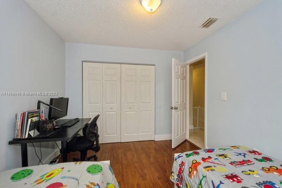 Recently Sold: $460,000 (3 beds, 2 baths, 1537 Square Feet)