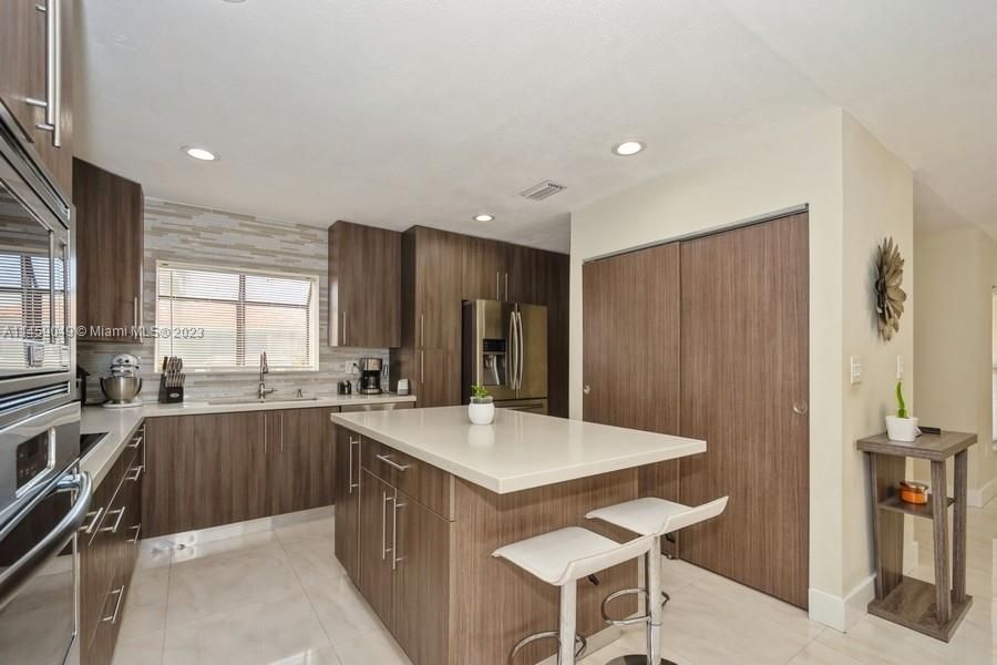 Recently Sold: $460,000 (3 beds, 2 baths, 1537 Square Feet)