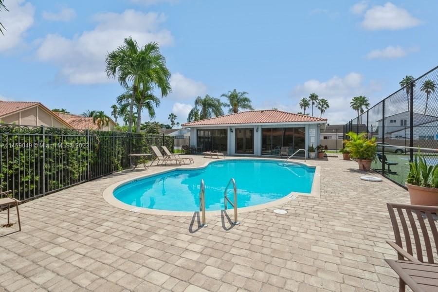 Recently Sold: $460,000 (3 beds, 2 baths, 1537 Square Feet)