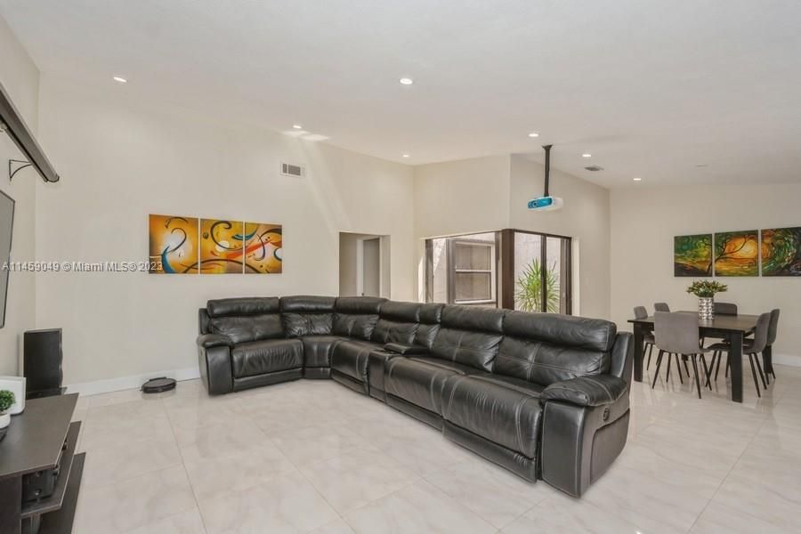 Recently Sold: $460,000 (3 beds, 2 baths, 1537 Square Feet)