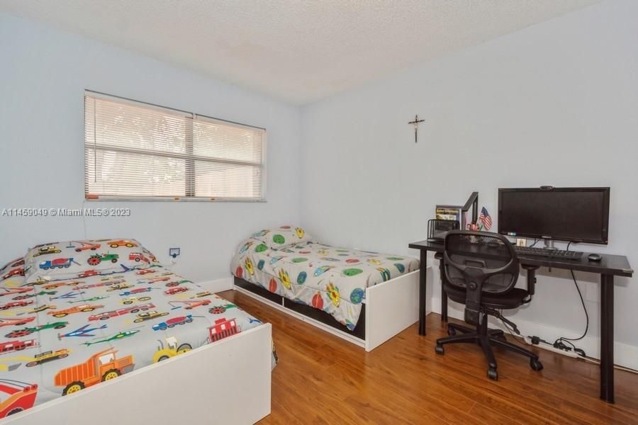 Recently Sold: $460,000 (3 beds, 2 baths, 1537 Square Feet)