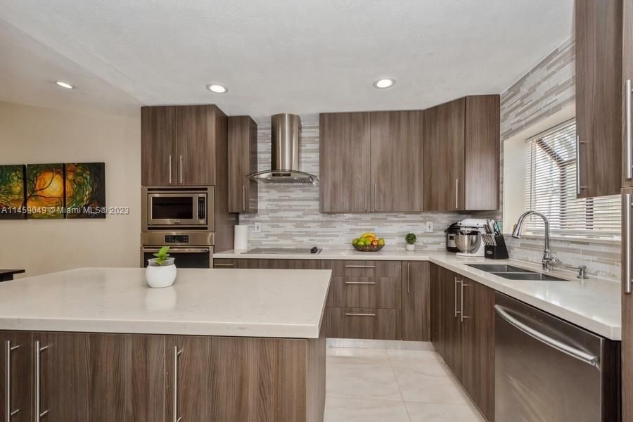 Recently Sold: $460,000 (3 beds, 2 baths, 1537 Square Feet)