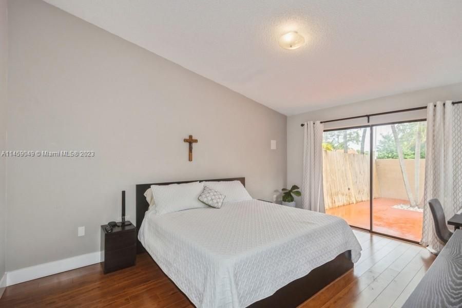 Recently Sold: $460,000 (3 beds, 2 baths, 1537 Square Feet)