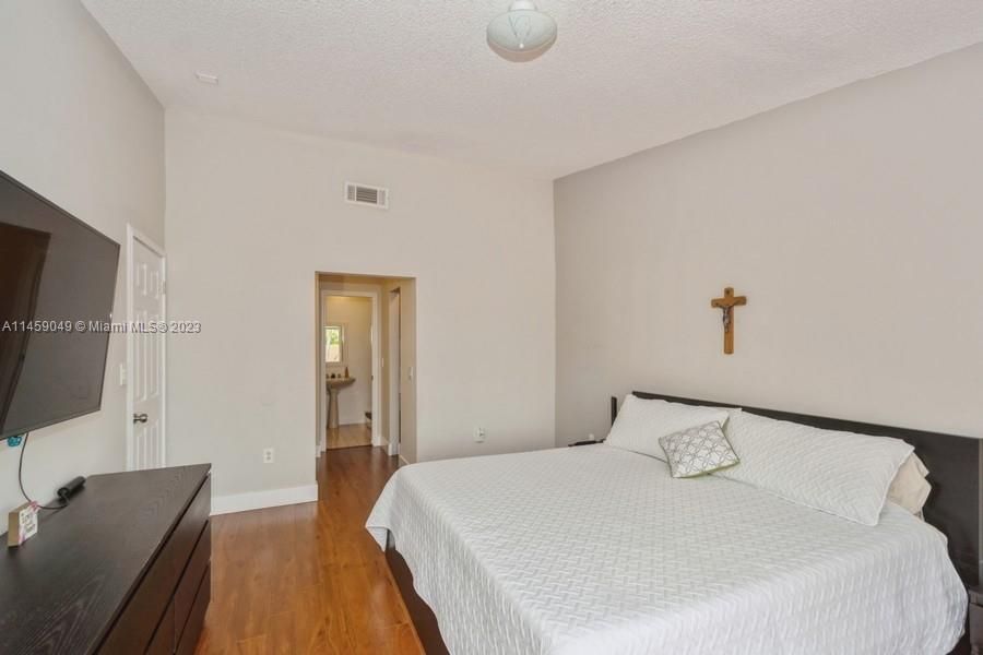 Recently Sold: $460,000 (3 beds, 2 baths, 1537 Square Feet)