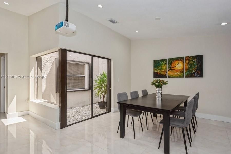 Recently Sold: $460,000 (3 beds, 2 baths, 1537 Square Feet)