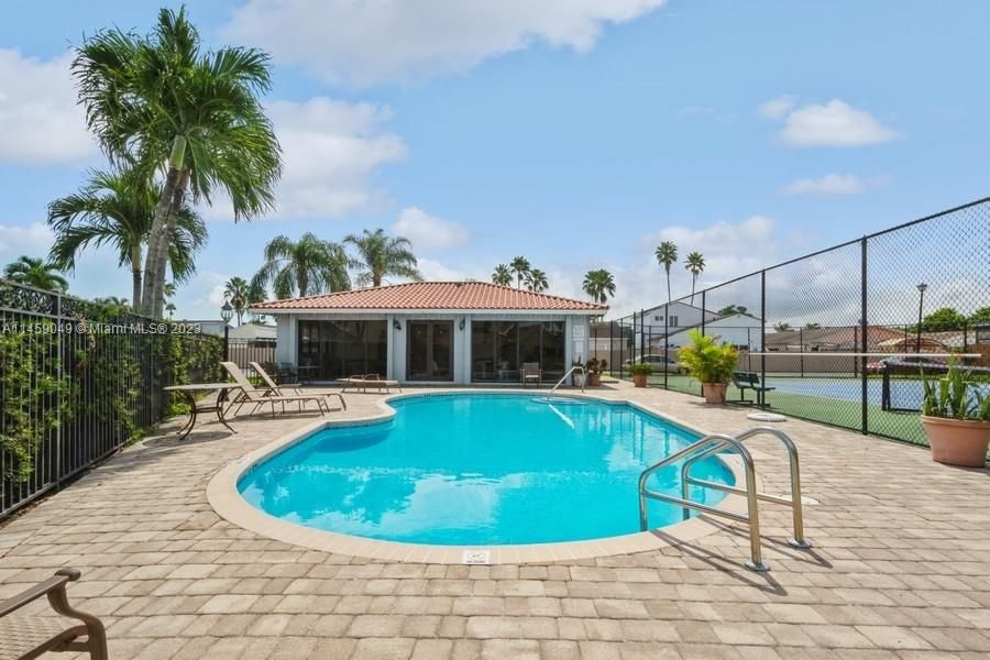 Recently Sold: $460,000 (3 beds, 2 baths, 1537 Square Feet)