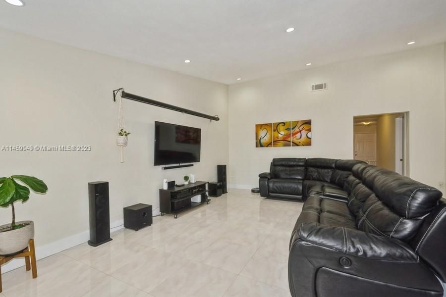 Recently Sold: $460,000 (3 beds, 2 baths, 1537 Square Feet)