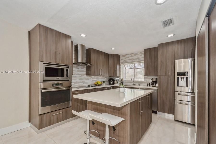 Recently Sold: $460,000 (3 beds, 2 baths, 1537 Square Feet)