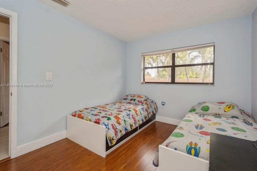 Recently Sold: $460,000 (3 beds, 2 baths, 1537 Square Feet)