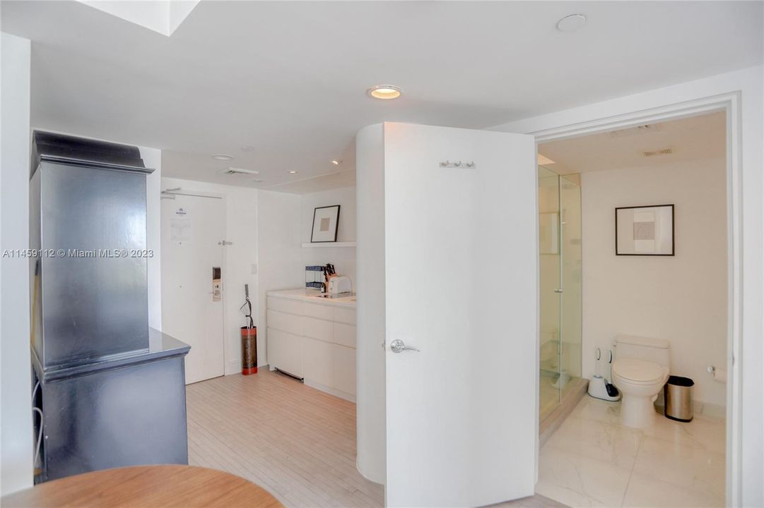For Sale: $500,000 (1 beds, 1 baths, 610 Square Feet)