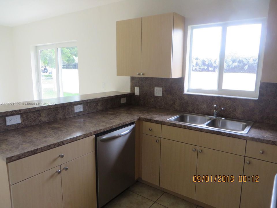 Vendido Recientemente: $365,000 (3 camas, 2 baños, 1394 Pies cuadrados)