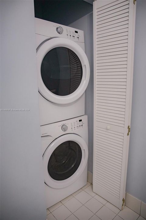 Recently Sold: $2,200,000 (3 beds, 3 baths, 2703 Square Feet)