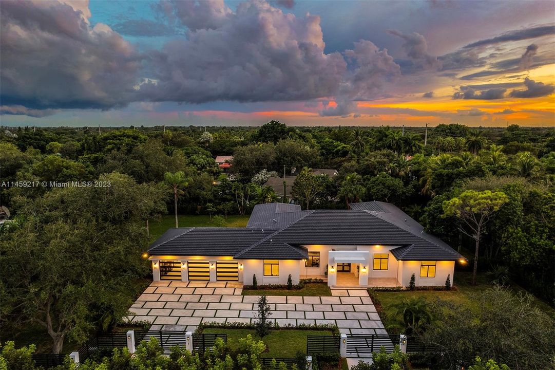 Active With Contract: $5,500,000 (5 beds, 6 baths, 4812 Square Feet)