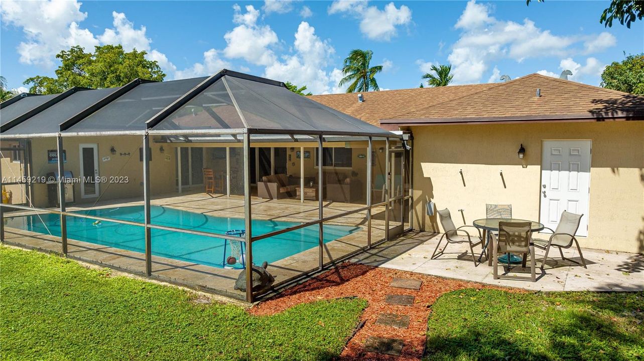 Recently Sold: $825,000 (4 beds, 3 baths, 2216 Square Feet)