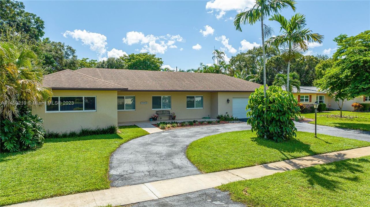 Recently Sold: $825,000 (4 beds, 3 baths, 2216 Square Feet)