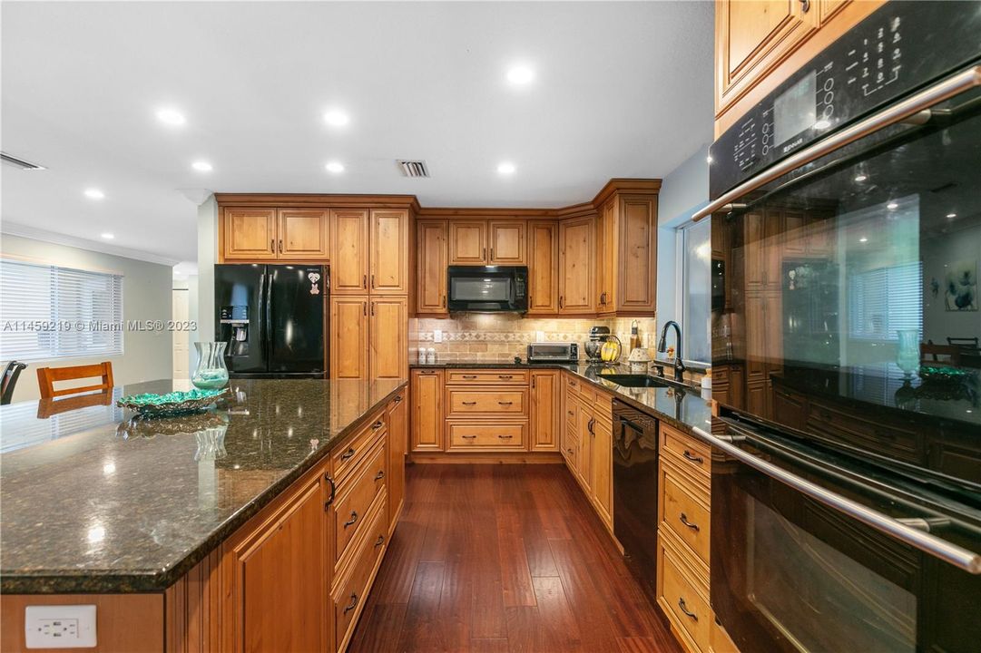 Recently Sold: $825,000 (4 beds, 3 baths, 2216 Square Feet)