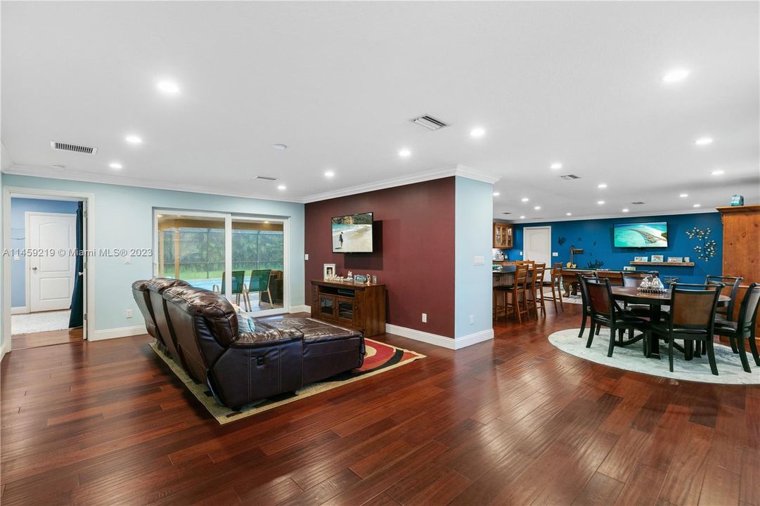 Recently Sold: $825,000 (4 beds, 3 baths, 2216 Square Feet)