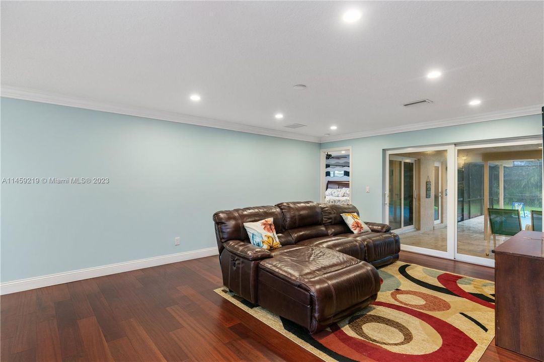 Recently Sold: $825,000 (4 beds, 3 baths, 2216 Square Feet)