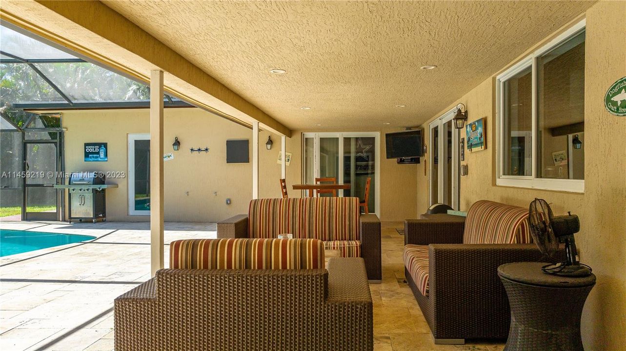 Recently Sold: $825,000 (4 beds, 3 baths, 2216 Square Feet)