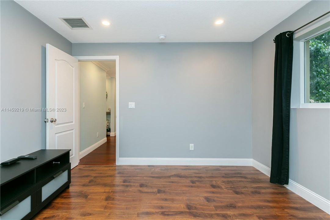 Recently Sold: $825,000 (4 beds, 3 baths, 2216 Square Feet)