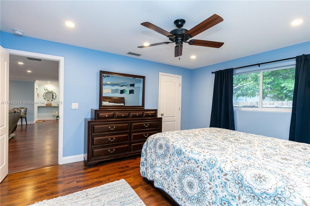 Recently Sold: $825,000 (4 beds, 3 baths, 2216 Square Feet)