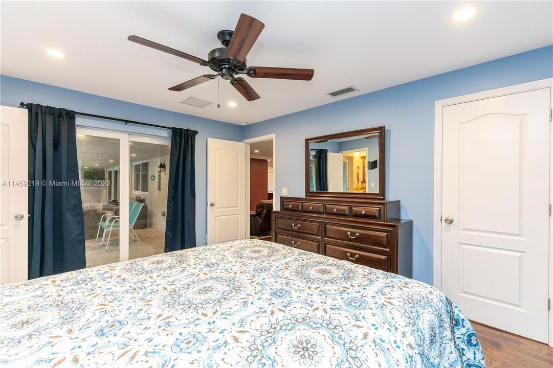 Recently Sold: $825,000 (4 beds, 3 baths, 2216 Square Feet)