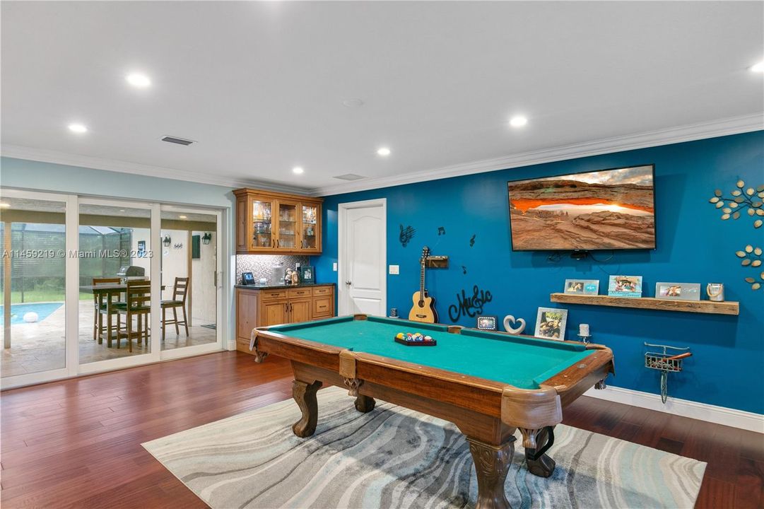 Recently Sold: $825,000 (4 beds, 3 baths, 2216 Square Feet)