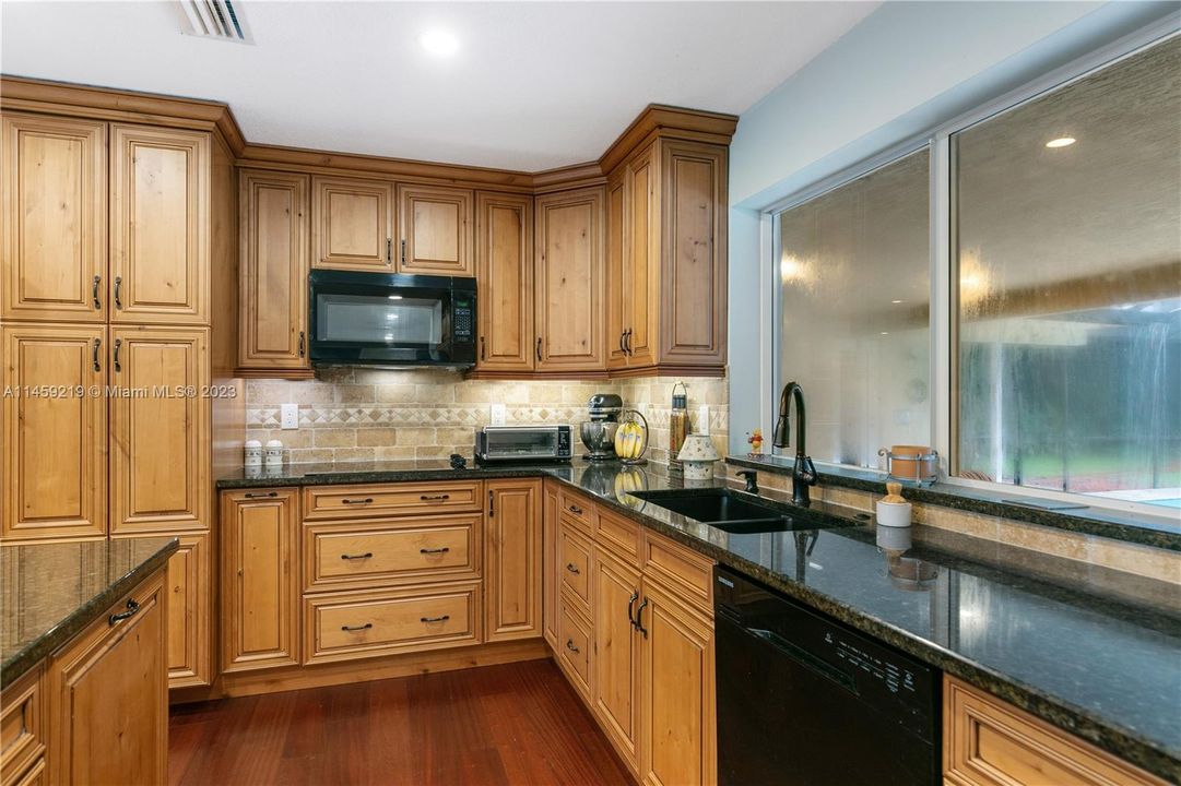 Recently Sold: $825,000 (4 beds, 3 baths, 2216 Square Feet)