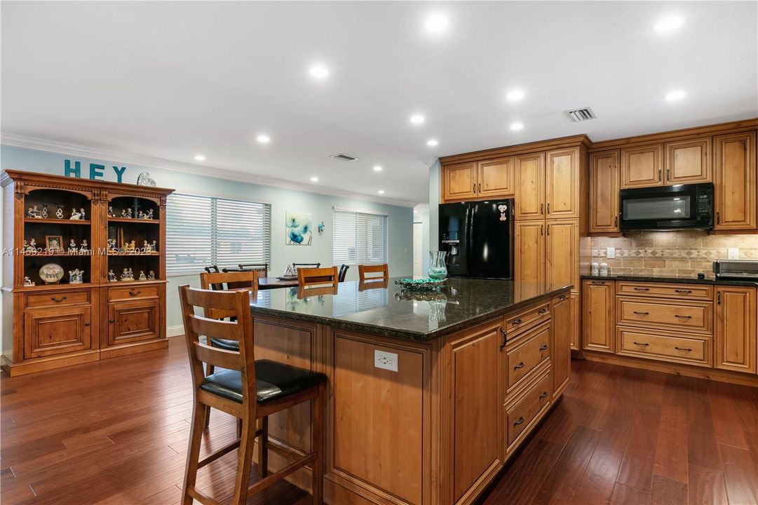 Recently Sold: $825,000 (4 beds, 3 baths, 2216 Square Feet)