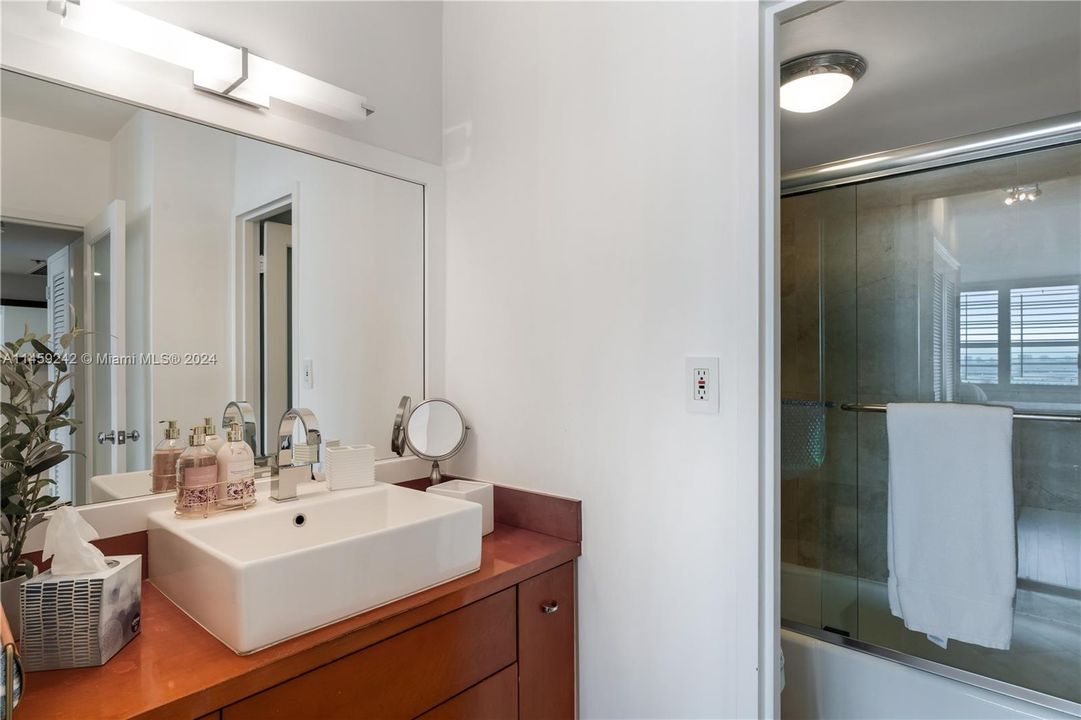 For Sale: $475,000 (1 beds, 1 baths, 850 Square Feet)