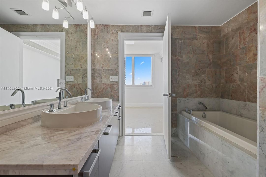 Recently Sold: $649,000 (2 beds, 2 baths, 1203 Square Feet)