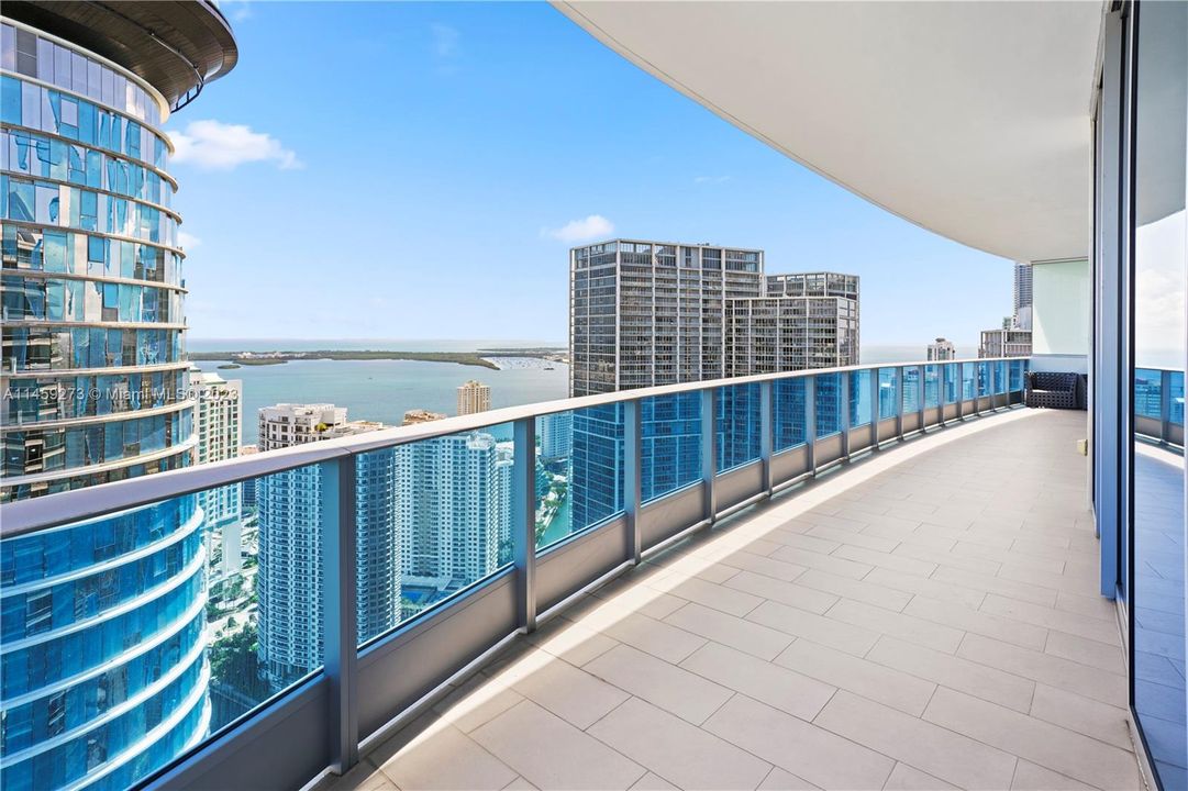 Recently Sold: $2,199,999 (3 beds, 3 baths, 2457 Square Feet)