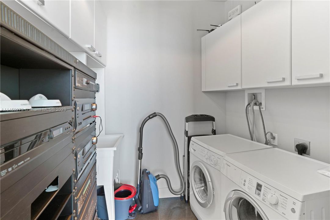 Recently Sold: $2,199,999 (3 beds, 3 baths, 2457 Square Feet)