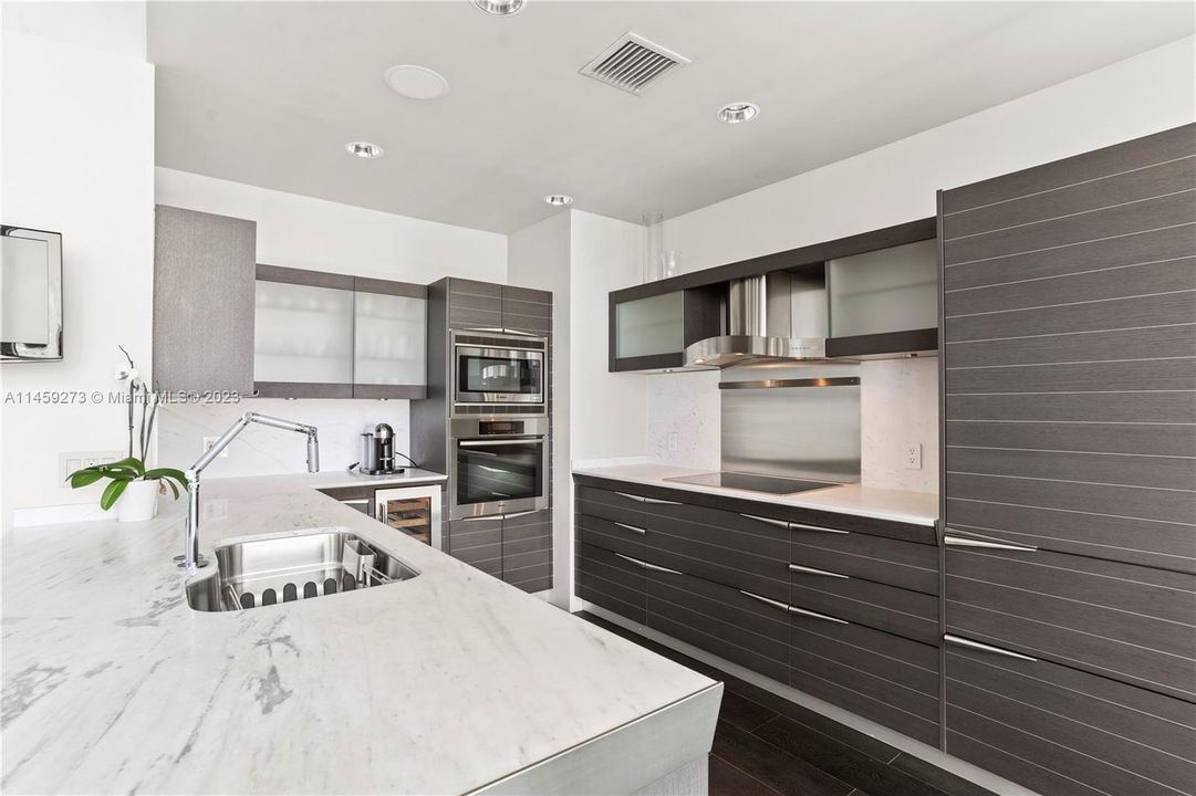 Recently Sold: $2,199,999 (3 beds, 3 baths, 2457 Square Feet)