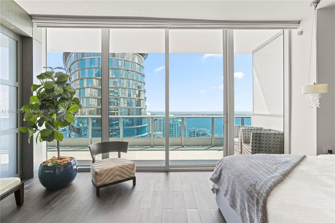 Recently Sold: $2,199,999 (3 beds, 3 baths, 2457 Square Feet)