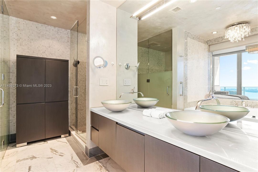 Recently Sold: $2,199,999 (3 beds, 3 baths, 2457 Square Feet)