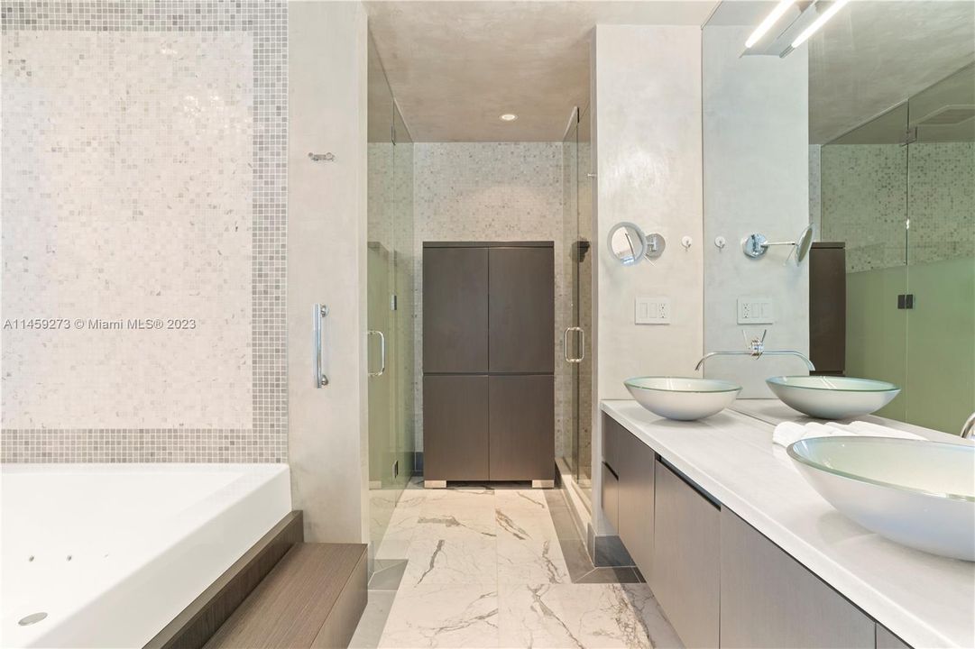 Recently Sold: $2,199,999 (3 beds, 3 baths, 2457 Square Feet)