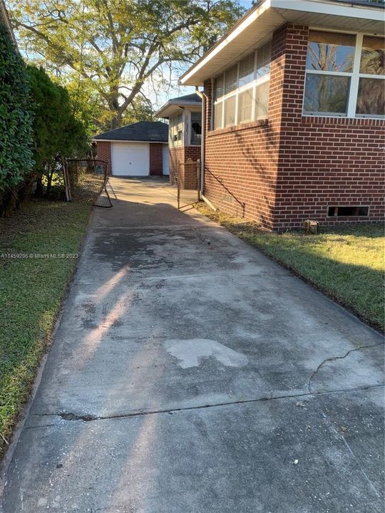 Recently Sold: $177,000 (3 beds, 2 baths, 1685 Square Feet)