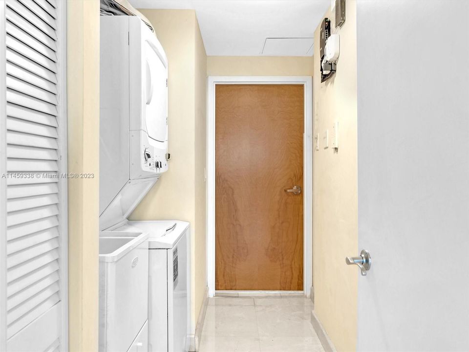 Recently Sold: $689,000 (2 beds, 2 baths, 1425 Square Feet)