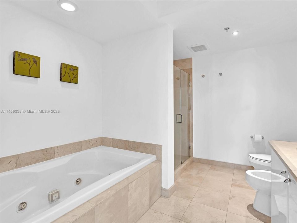 Recently Sold: $689,000 (2 beds, 2 baths, 1425 Square Feet)