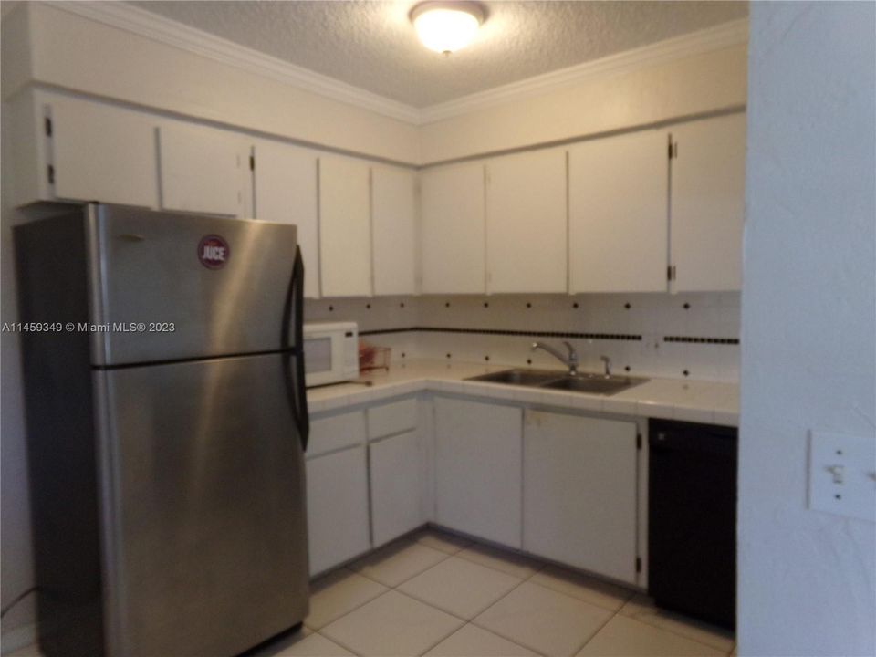 Recently Rented: $2,300 (2 beds, 1 baths, 697 Square Feet)