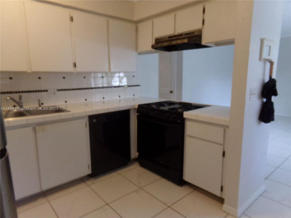 Recently Rented: $2,300 (2 beds, 1 baths, 697 Square Feet)