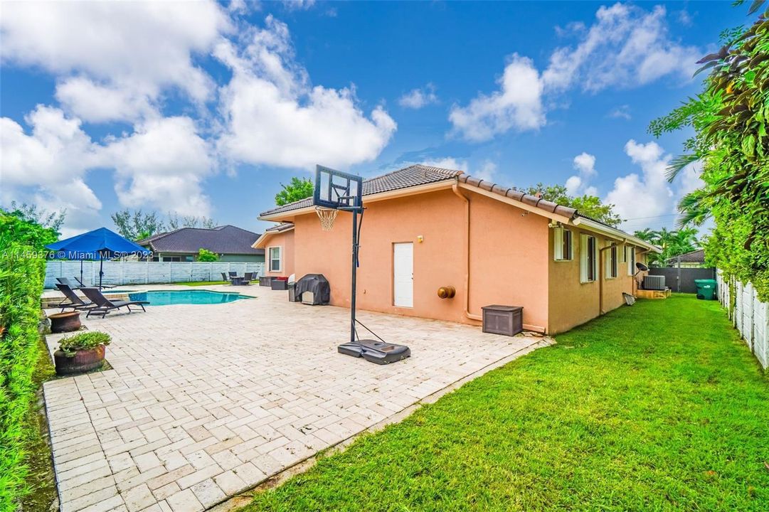 Recently Sold: $1,220,000 (5 beds, 3 baths, 3369 Square Feet)