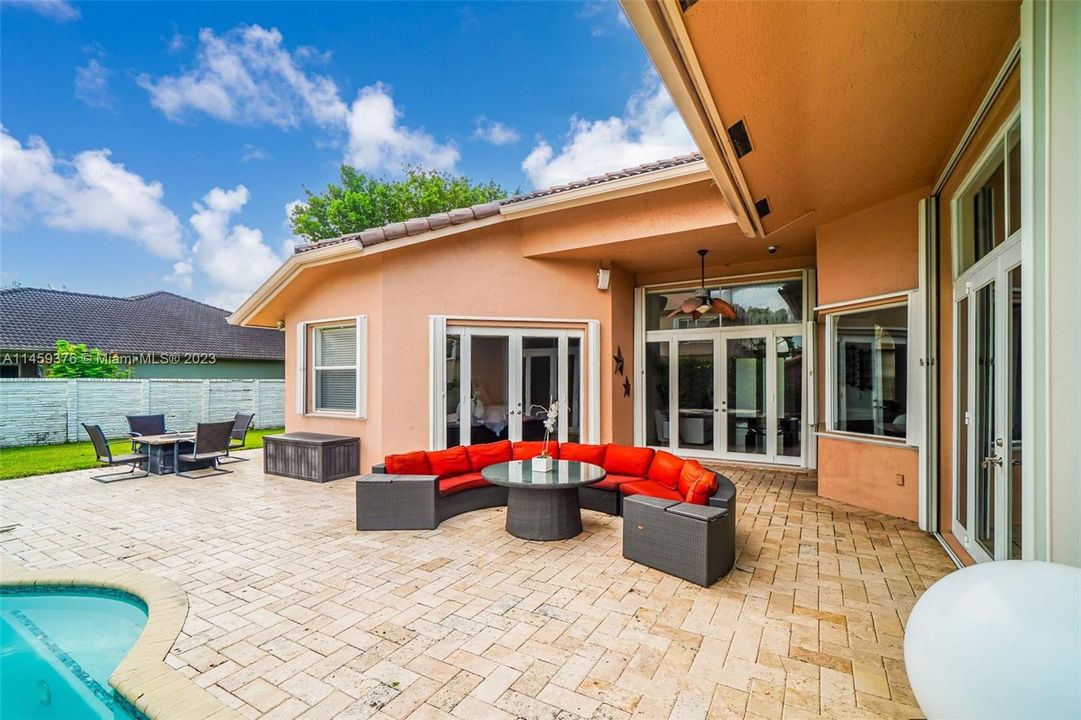 Recently Sold: $1,220,000 (5 beds, 3 baths, 3369 Square Feet)