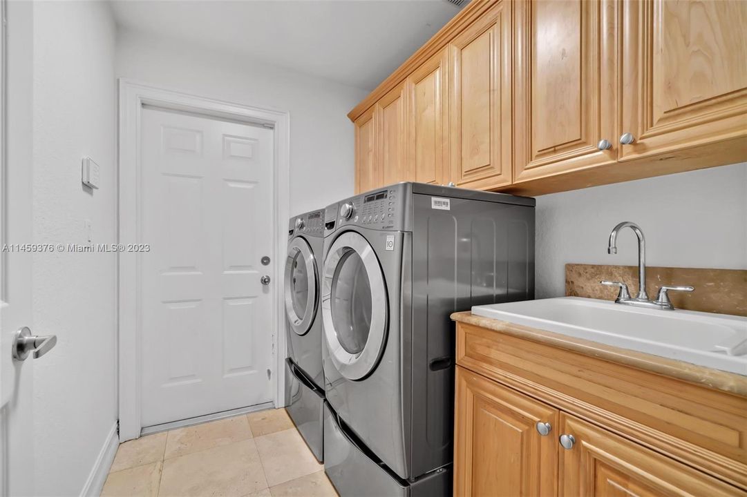 Recently Sold: $1,220,000 (5 beds, 3 baths, 3369 Square Feet)