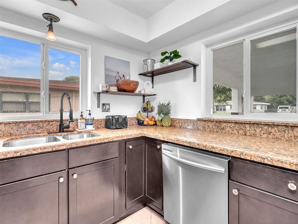 Recently Sold: $495,000 (3 beds, 2 baths, 1593 Square Feet)